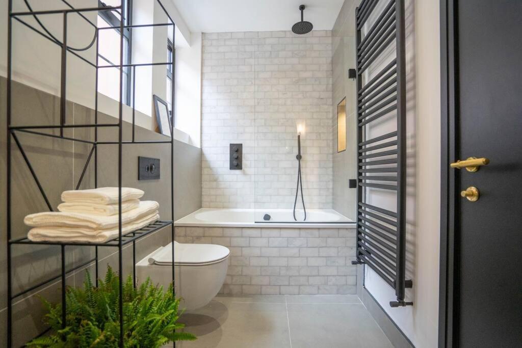 Chic City Centre Penthouse Лестер Экстерьер фото